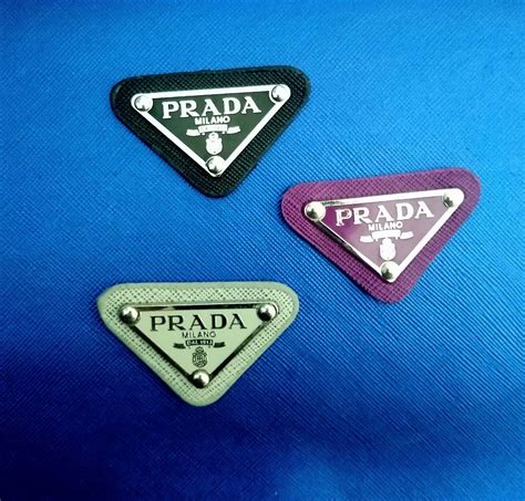 SET 2 EMBLEM Prada Milano Dreieck Platte CHARM Aufnäher 